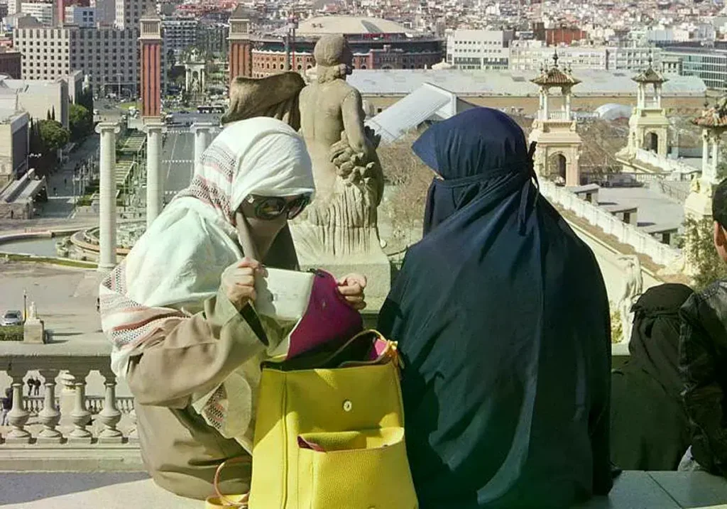 Turistas ataviadas con niqab en el mirador del Museo Nacional de Arte de Cataluña.