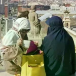 Turistas ataviadas con niqab en el mirador del Museo Nacional de Arte de Cataluña.