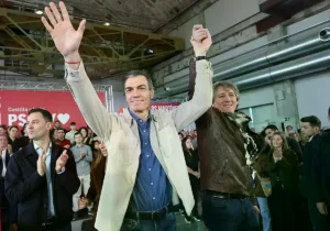 Pedro Sánchez junto al candidato del PSOE en Castilla y León, Carlos Martínez, en Ponferrada.