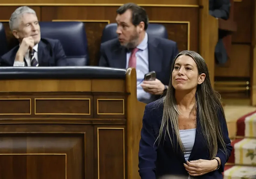La portavoz de Junts en el Congreso, Míriam Nogueras, con la bancada del Gobierno al fondo.