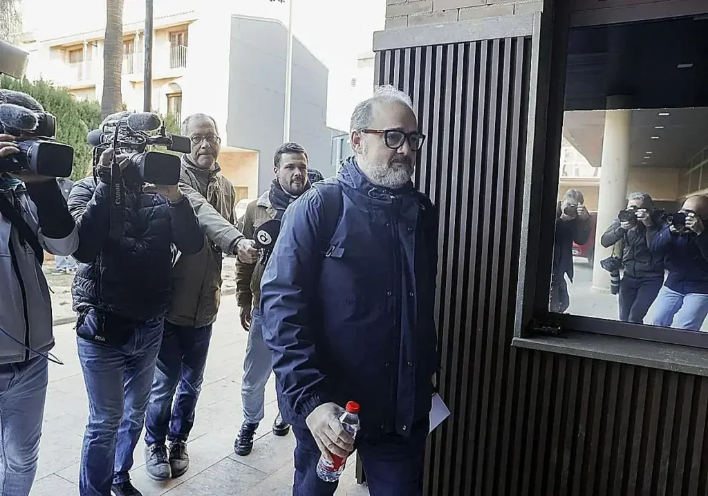 Josep Lanuza a su llegada a los juzgados de Catarroja.