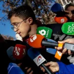 El exdiputado Iñigo Errejón declarando ante la prensa a las puertas de los juzgados de Madrid.