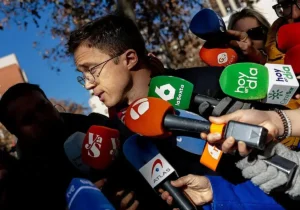 El exdiputado Iñigo Errejón declarando ante la prensa a las puertas de los juzgados de Madrid.