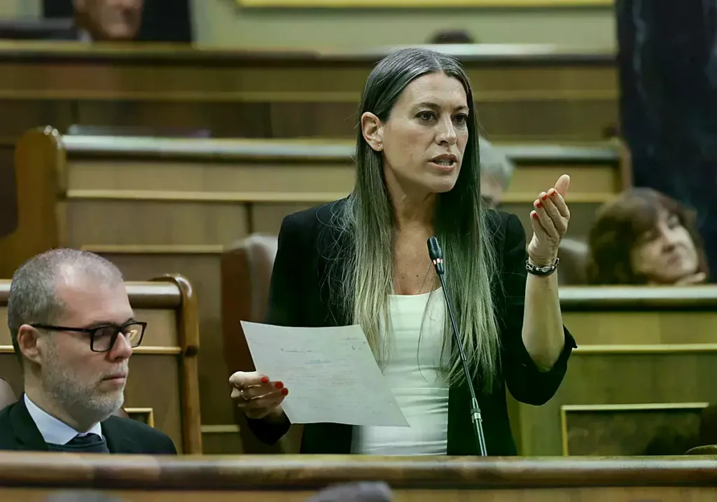 La portavoz de JxCat Míriam Nogueras interviene durante la Sesión de Control al Gobierno en el Congreso.