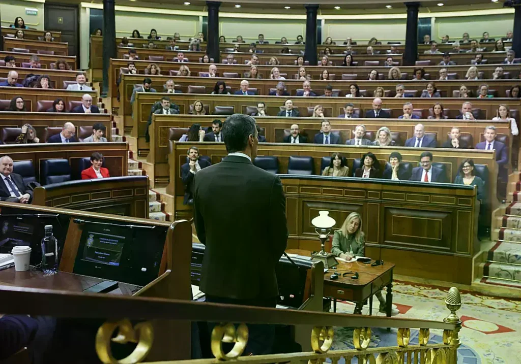 El presidente Pedro Sánchez responde al líder del PP, Alberto Núñez Feijóo, durante la sesión de control.