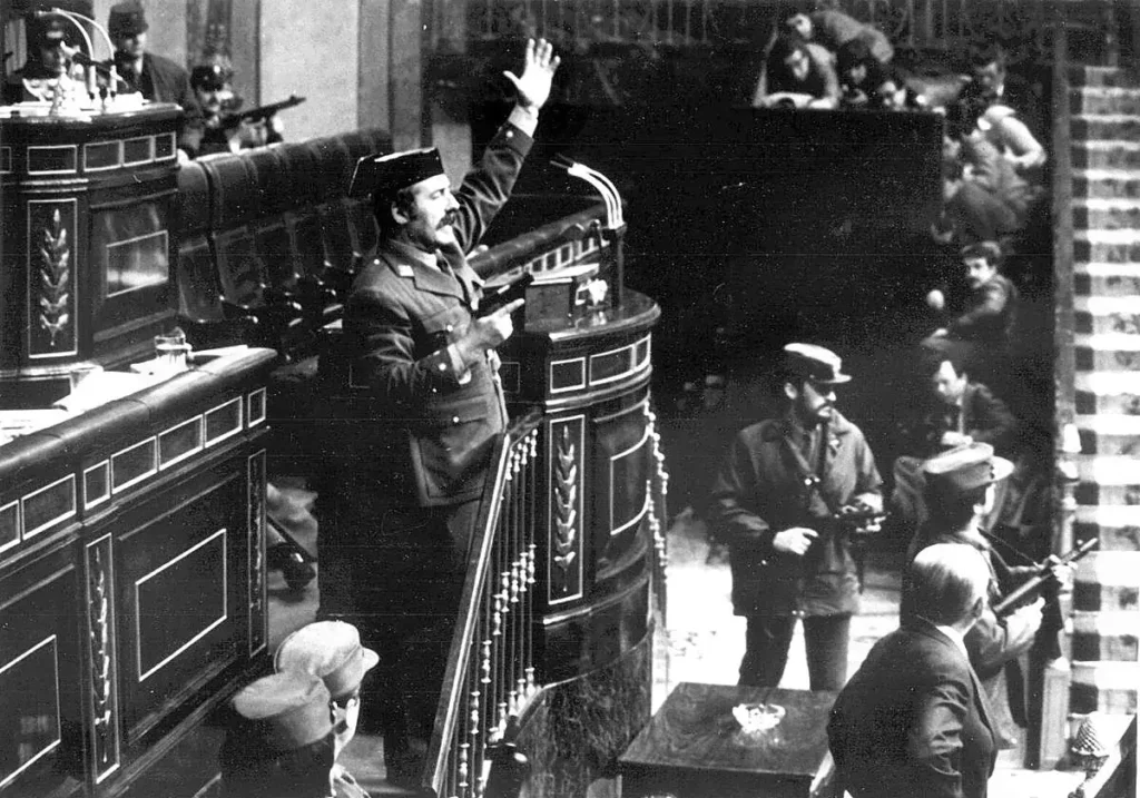 El coronel Tejero ocupa la tribuna del Congreso con el arma en la mano durante el 23-F.