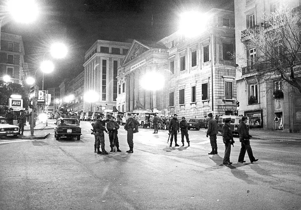 Cuerpos de seguridad a los alrededores del Congreso en el 23-F