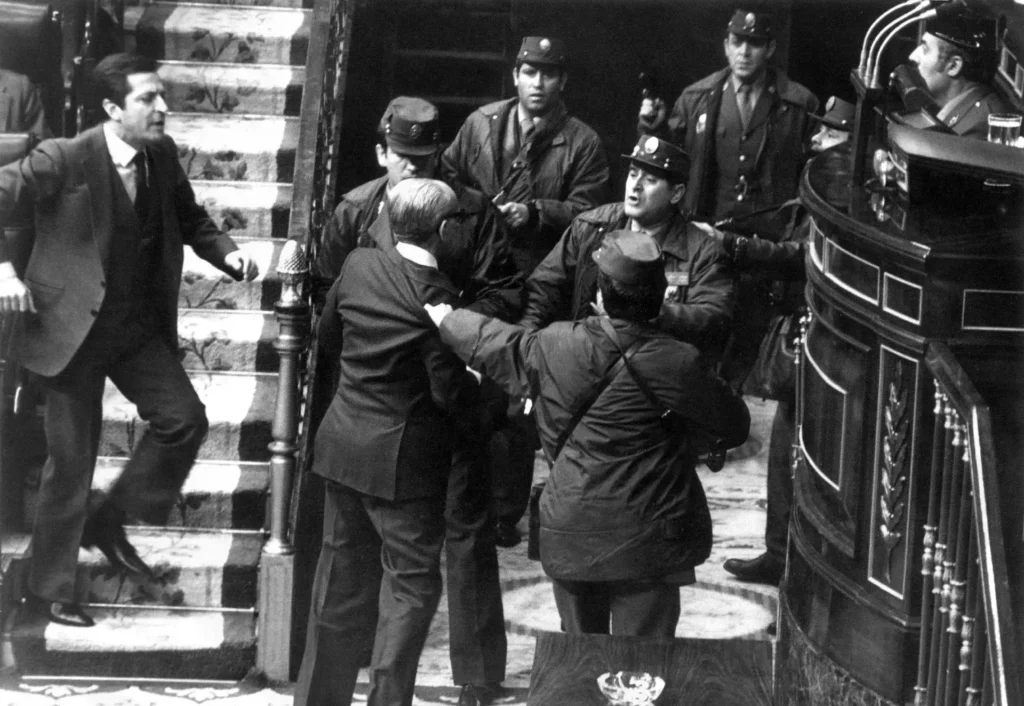 Presidente Adolfo Suárez y vicepresidente Manuel Gutiérrez Mellado forcejean con guardias civiles durante el 23-F.