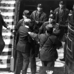 Presidente Adolfo Suárez y vicepresidente Manuel Gutiérrez Mellado forcejean con guardias civiles durante el 23-F.
