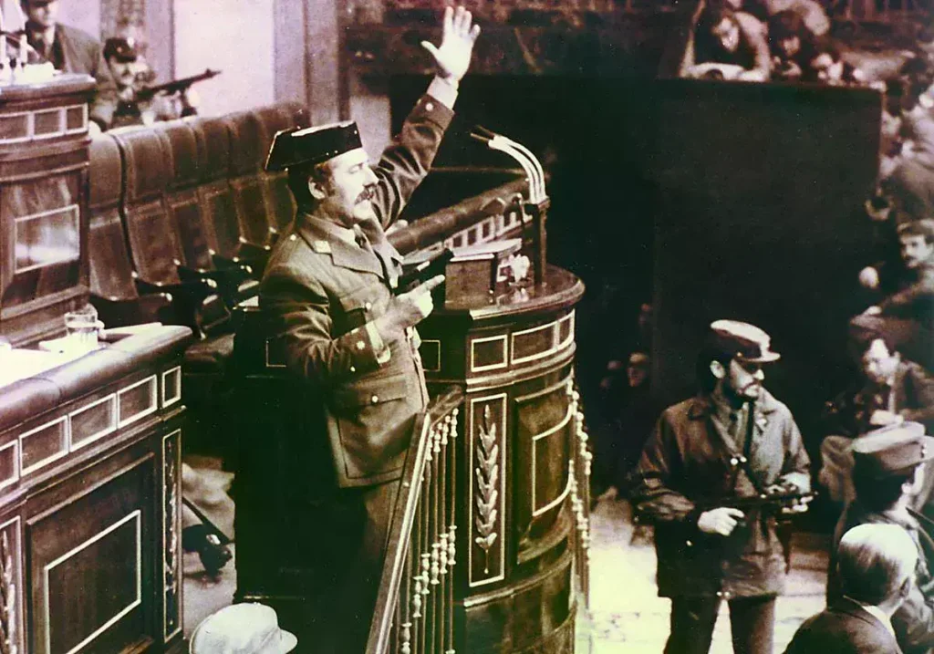 Antonio Tejero, pistola en mano, durante el asalto al hemiciclo del Congreso de los Diputados el 23-F.