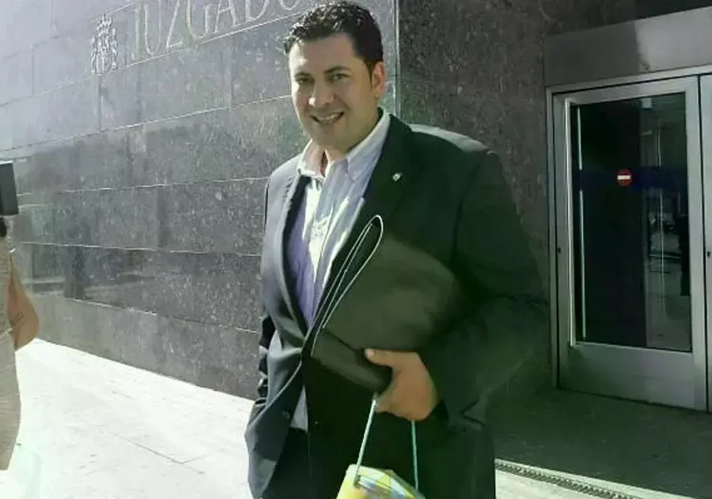 Iván Álvarez Raja a la salida de los juzgados en una imagen de archivo de 2011.