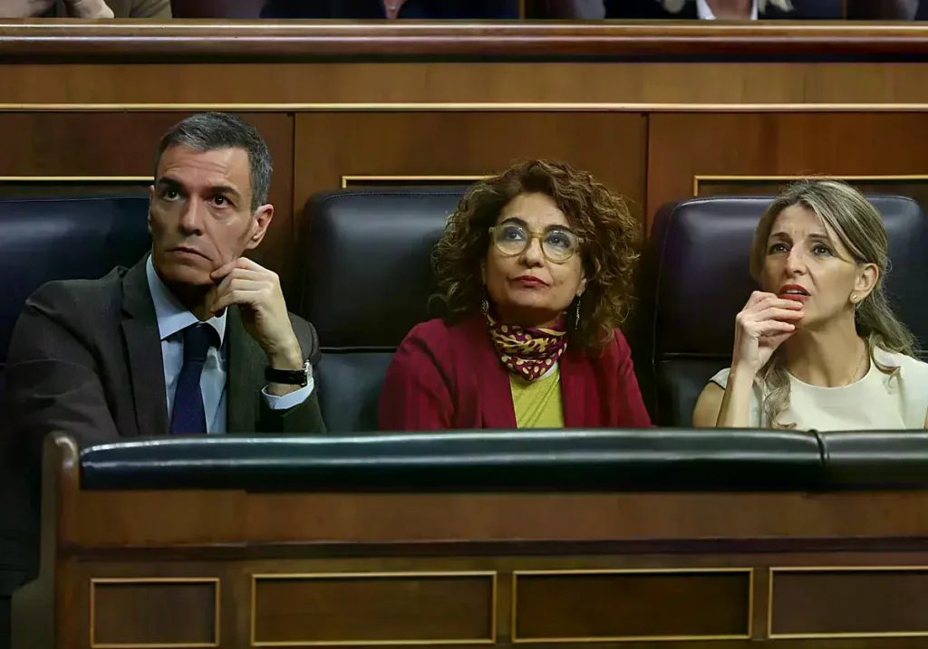 Sánchez y sus vicepresidentas durante la votación en el Congreso