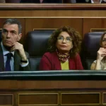 Sánchez y sus vicepresidentas durante la votación en el Congreso
