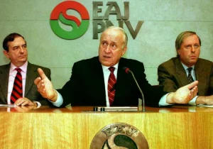 Xabier Arzalluz, en el centro, junto a Iñaki Anasagasti y Joseba Zubia, en una foto de 1999.