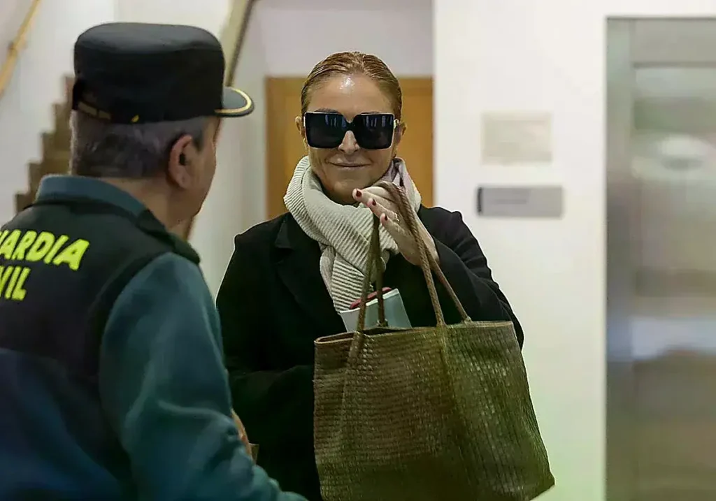 La jefa de prensa de Mazón a su llegada al juzgado.