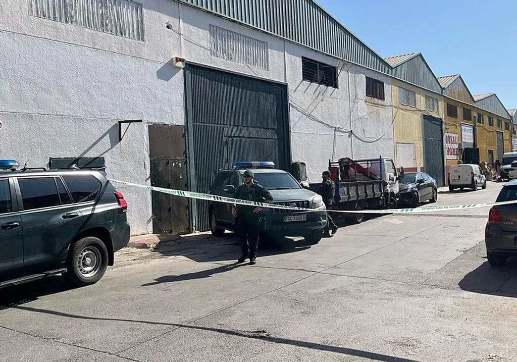 Agentes de la Guardia Civil aseguran la nave de Ceuta donde se encuentra la salida del narcotúnel desde Marruecos. EP / LA VERDAD
