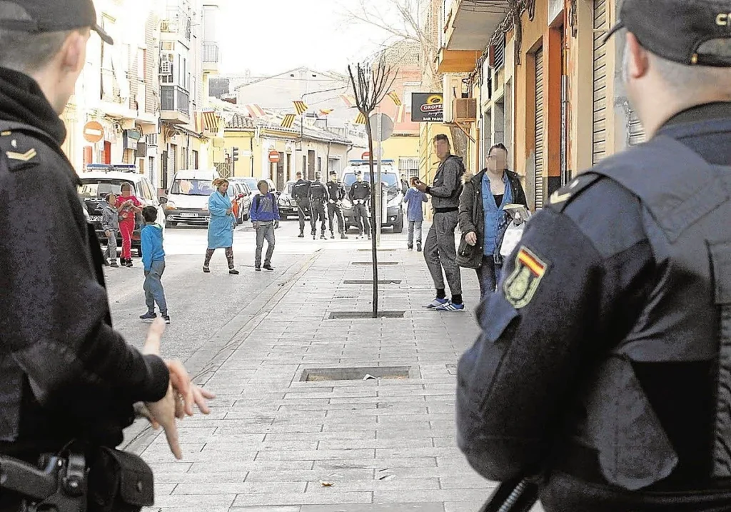 Despliegue policial en el barrio del Xenillet donde se ha producido el acuchillamiento. LP / LA VERDAD