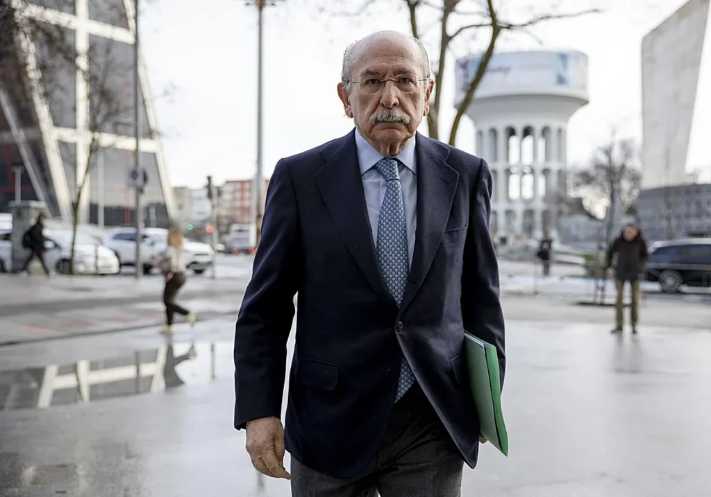 El empresario Luis del Rivero, expresidente de Sacyr Vallehermoso, llega al juzgado para testificar. EFE / LA VERDAD