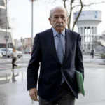 El empresario Luis del Rivero, expresidente de Sacyr Vallehermoso, llega al juzgado para testificar. EFE / LA VERDAD