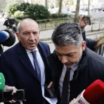 El exnúmero dos de la Policía José Ángel González, ayer a la llegada a su domicilio en Madrid acompañado de su abogado. Foto: Efe / LA VERDAD