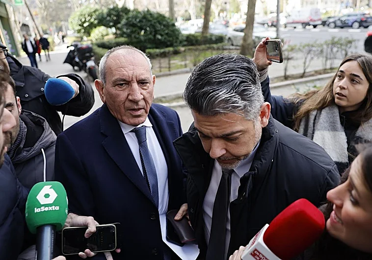 El exnúmero dos de la Policía José Ángel González, ayer a la llegada a su domicilio en Madrid acompañado de su abogado. Foto: Efe / LA VERDAD