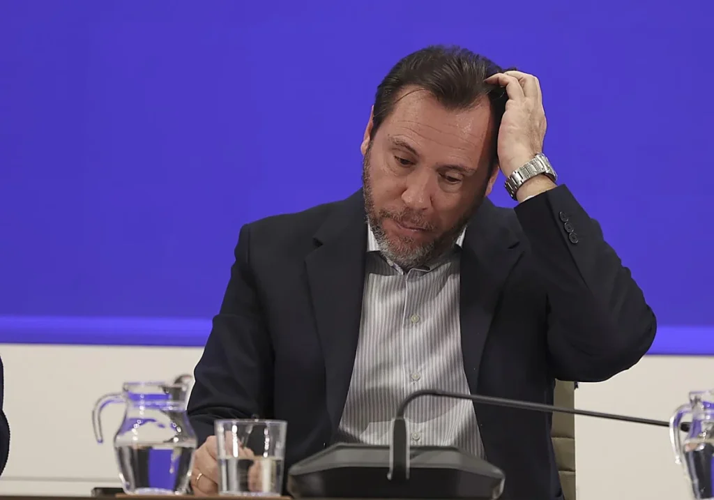 El ministro de Transportes Óscar Puente en una rueda de prensa. EFE / LA VERDAD