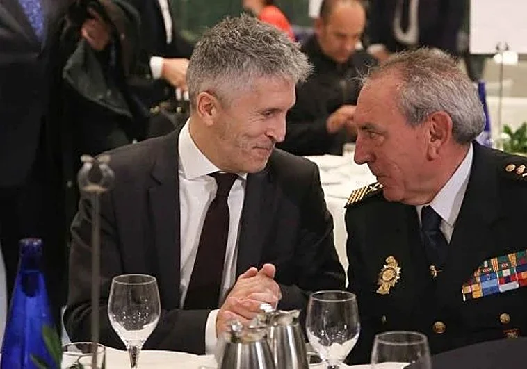 Fernando Grande-Marlaska y el comisario José Ángel González en un desayuno. Foto EP / LA VERDAD