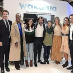 Javier Hildalgo, cuarto por la izquierda, con Begoña Gómez, tercera por la derecha, en un evento de Wakalua en Fitur en enero de 2020 IE/África Center / LA VERDAD