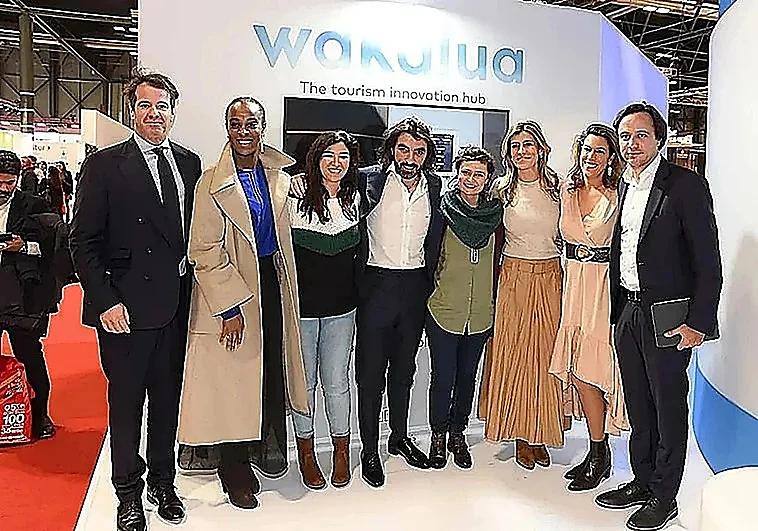 Javier Hildalgo, cuarto por la izquierda, con Begoña Gómez, tercera por la derecha, en un evento de Wakalua en Fitur en enero de 2020 IE/África Center / LA VERDAD