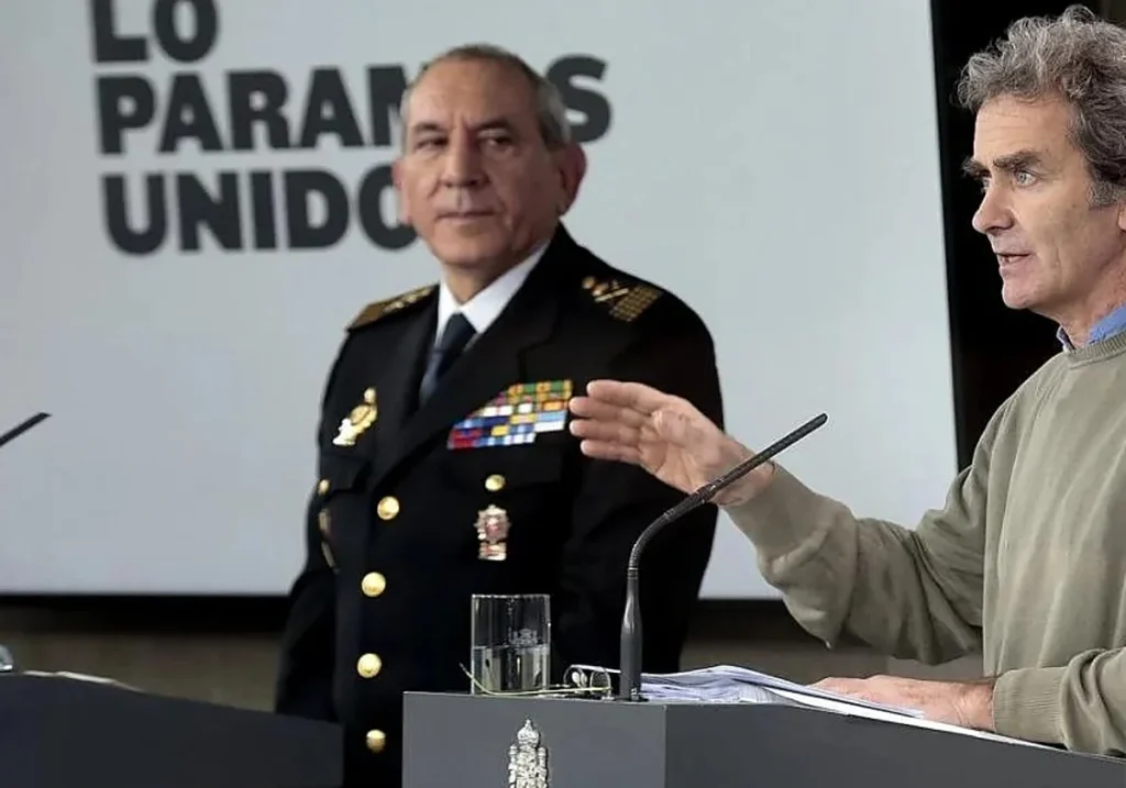 José Ángel González, de uniforme de la Policía, con Fernando Simón en una de sus múltiples intervenciones en Moncloa durante la pandemia Efe / LA VERDAD