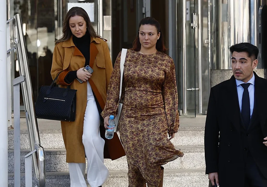 La actriz Elisa Mouliaá en el centro, a la salida del juzgado, y a su derecha su abogado Alfredo Arrién. EFE / LA VERDAD