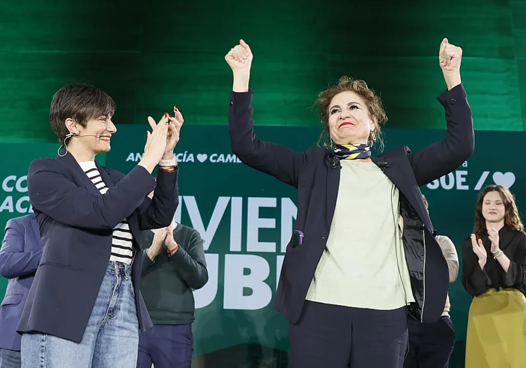 La vicepresidenta del Gobierno, María Jesús Montero, y la ministra de Vivienda, Isabel Rodríguez, en un foro este sábado en Dos Hermanas. EFE / LA VERDAD