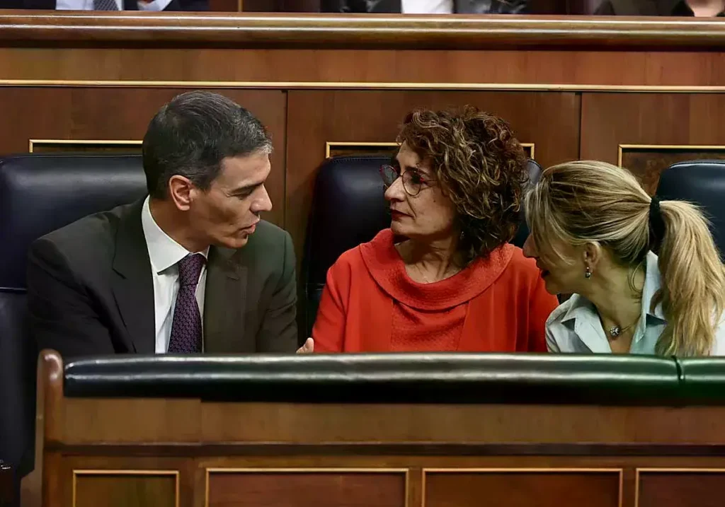 Pedro Sánchez, María Jesús Montero y Yolanda Díaz en el pleno del Congreso.