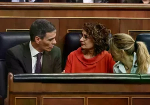 Pedro Sánchez, María Jesús Montero y Yolanda Díaz en el pleno del Congreso.