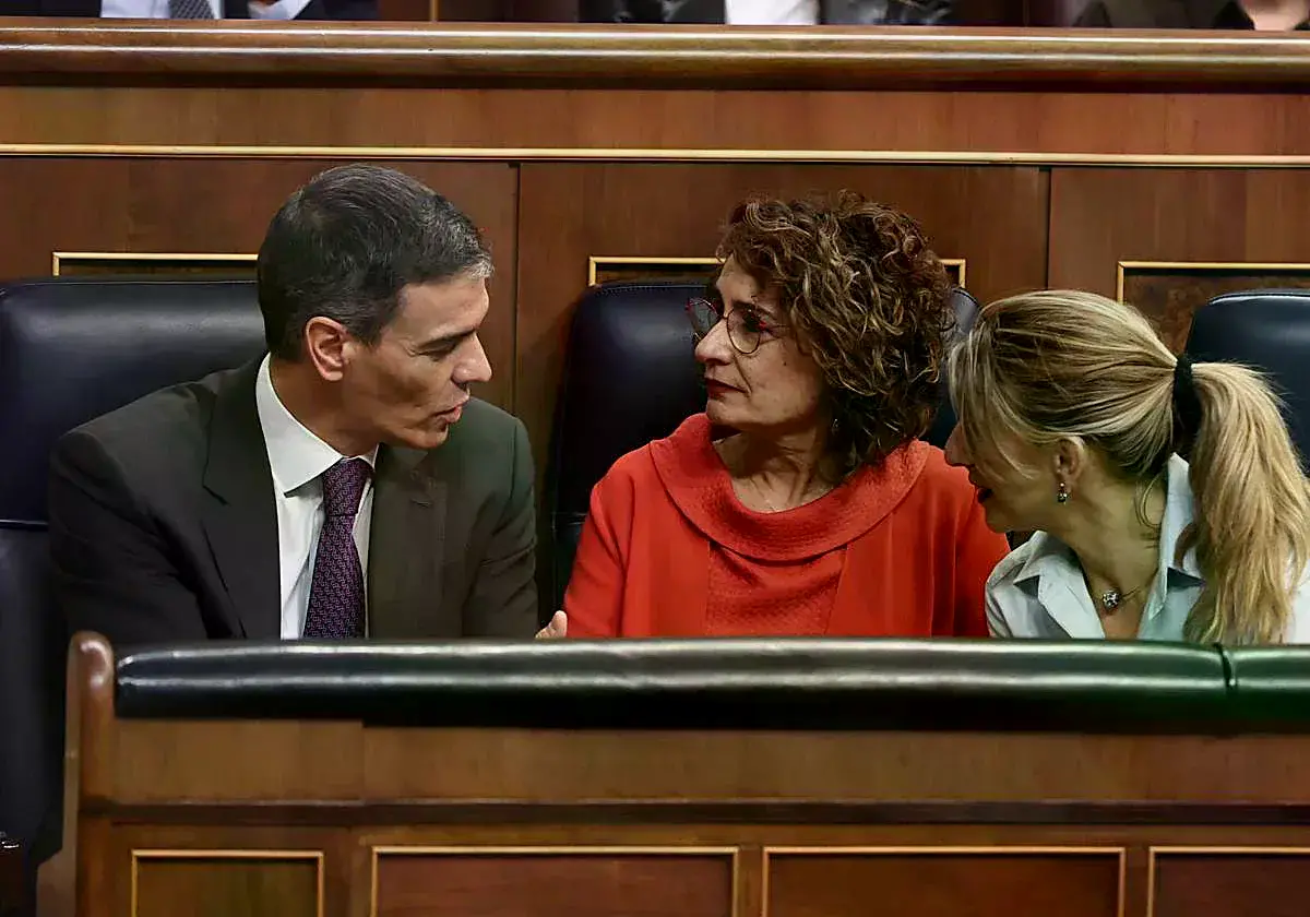 Pedro Sánchez, María Jesús Montero y Yolanda Díaz en el pleno del Congreso.