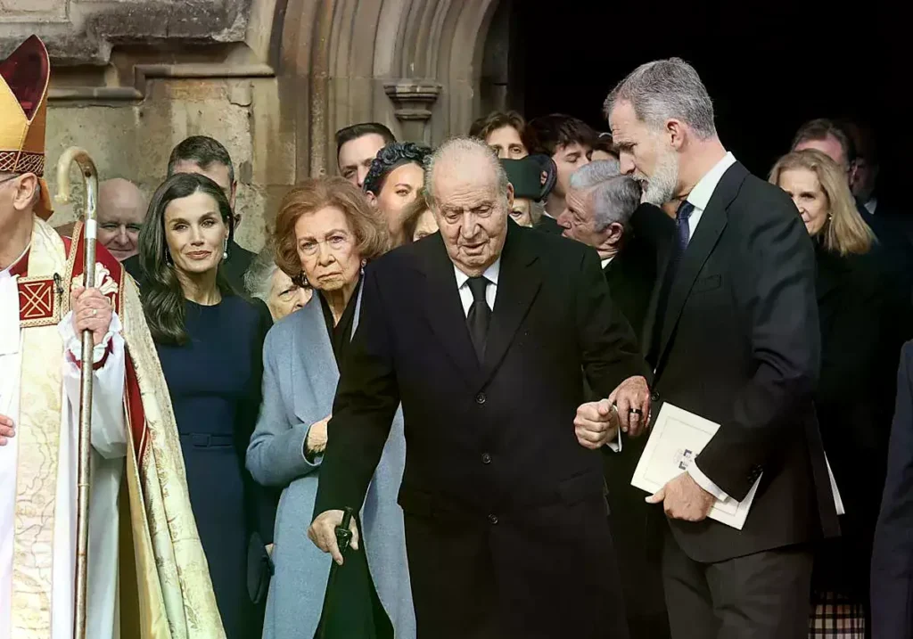 Felipe VI junto a su padre en la última imagen pública de ambos, en el funeral de Constantino de Grecia.