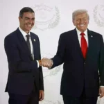 Sánchez y Trump se saludan en la cumbre por Gaza en octubre del año pasado.