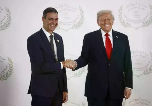 Sánchez y Trump se saludan en la cumbre por Gaza en octubre del año pasado.