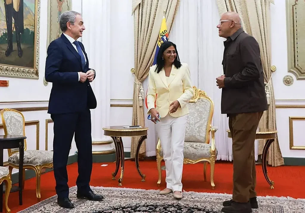 Zapatero con la presidenta interina de Venezuela, Delcy Rodríguez, y su hermano Jorge en Caracas.