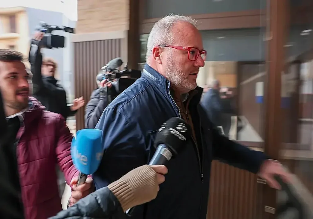 El diputado de Bomberos, Avelino Mascarell, accede al Juzgado de Catarroja.