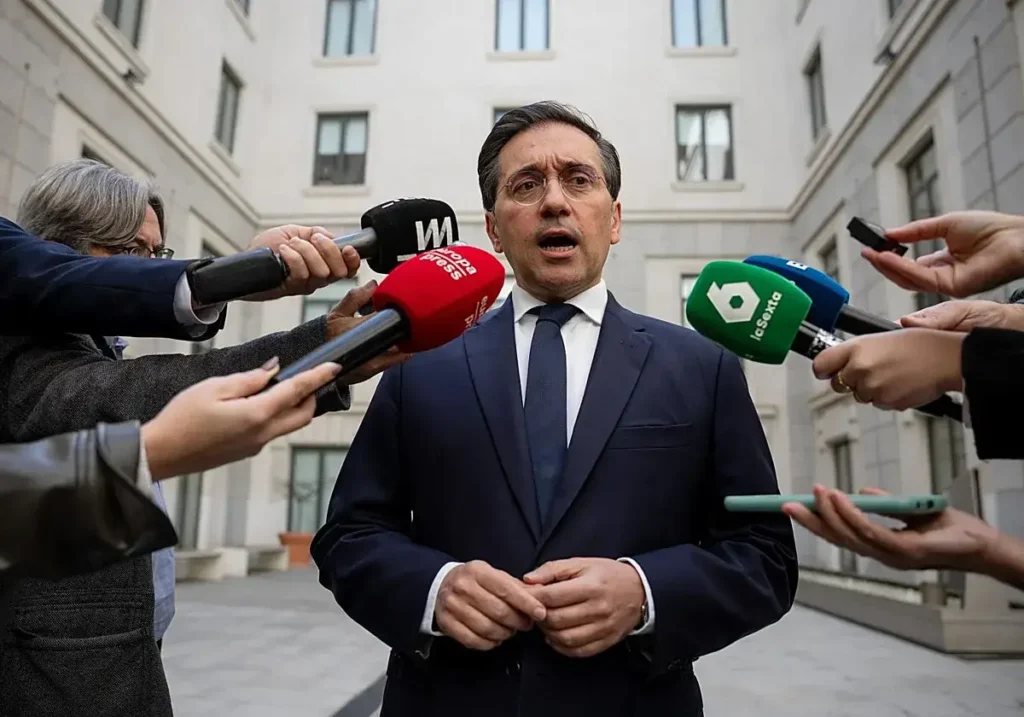 El ministro José Manuel Albares atiende a los medios de comunicación.