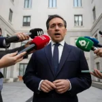 El ministro José Manuel Albares atiende a los medios de comunicación.