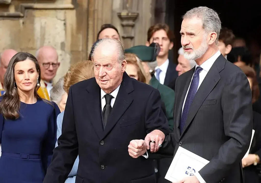 Juan Carlos I, acompañado de Felipe VI en febrero de 2024 durante el funeral de Constantino de Grecia en Londres.