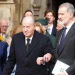 Juan Carlos I, acompañado de Felipe VI en febrero de 2024 durante el funeral de Constantino de Grecia en Londres.