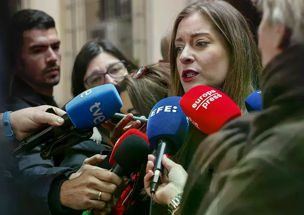 Ester Muñoz atiende a los medios en Valencia.