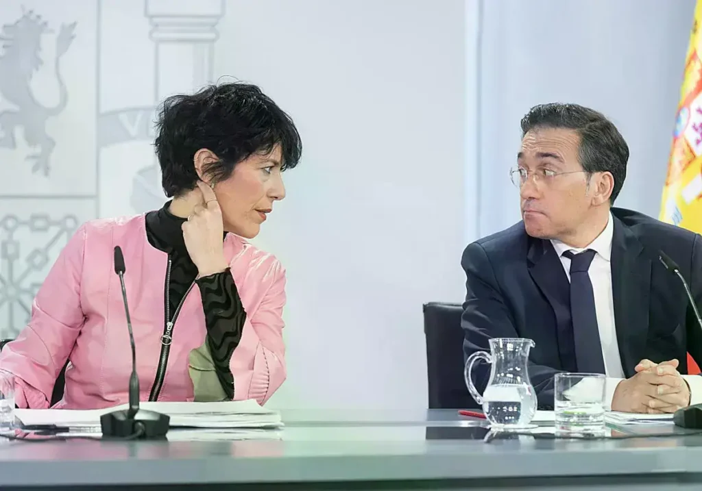 La portavoz Elma Saiz y el ministro José Manuel Albares en una comparecencia.