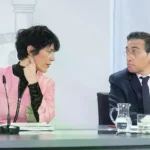 La portavoz Elma Saiz y el ministro José Manuel Albares en una comparecencia.