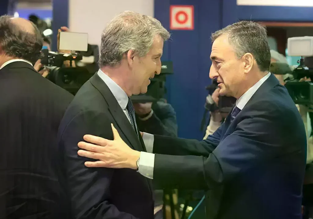 Feijóo saluda a Esteban antes del acto en Bilbao