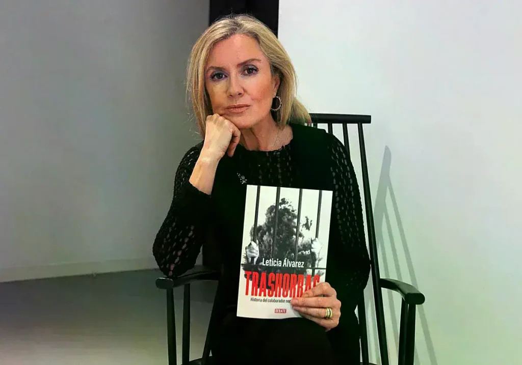 Leticia Álvarez posa con su libro 'Trashorras' durante la entrevista.