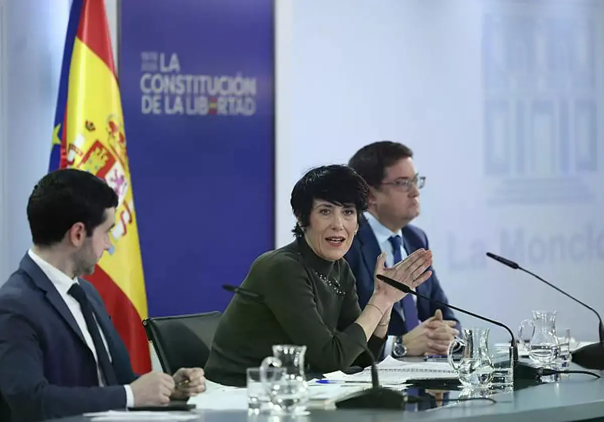 Ministra Elma Saiz en una rueda de prensa.